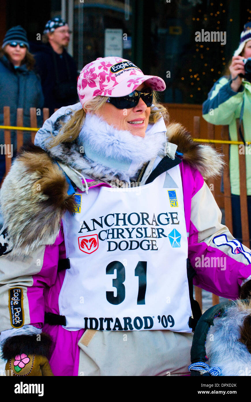 7. März 2009 - Anchorage, Alaska, USA - Veteran Iditarod Race DEE DEE JONROWE zu Beginn der 37. Iditarod-Hundeschlittenrennen. (Kredit-Bild: © Ron Levy/ZUMA Press) Stockfoto