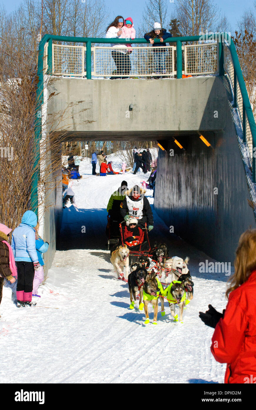 7. März 2009 - Anchorage, Alaska, USA - ED STIELSTRA, Iditarod Musher gehen unter der Brücke mit Fans beobachten, 37. Iditarod Race. (Kredit-Bild: © Ron Levy/ZUMA Press) Stockfoto