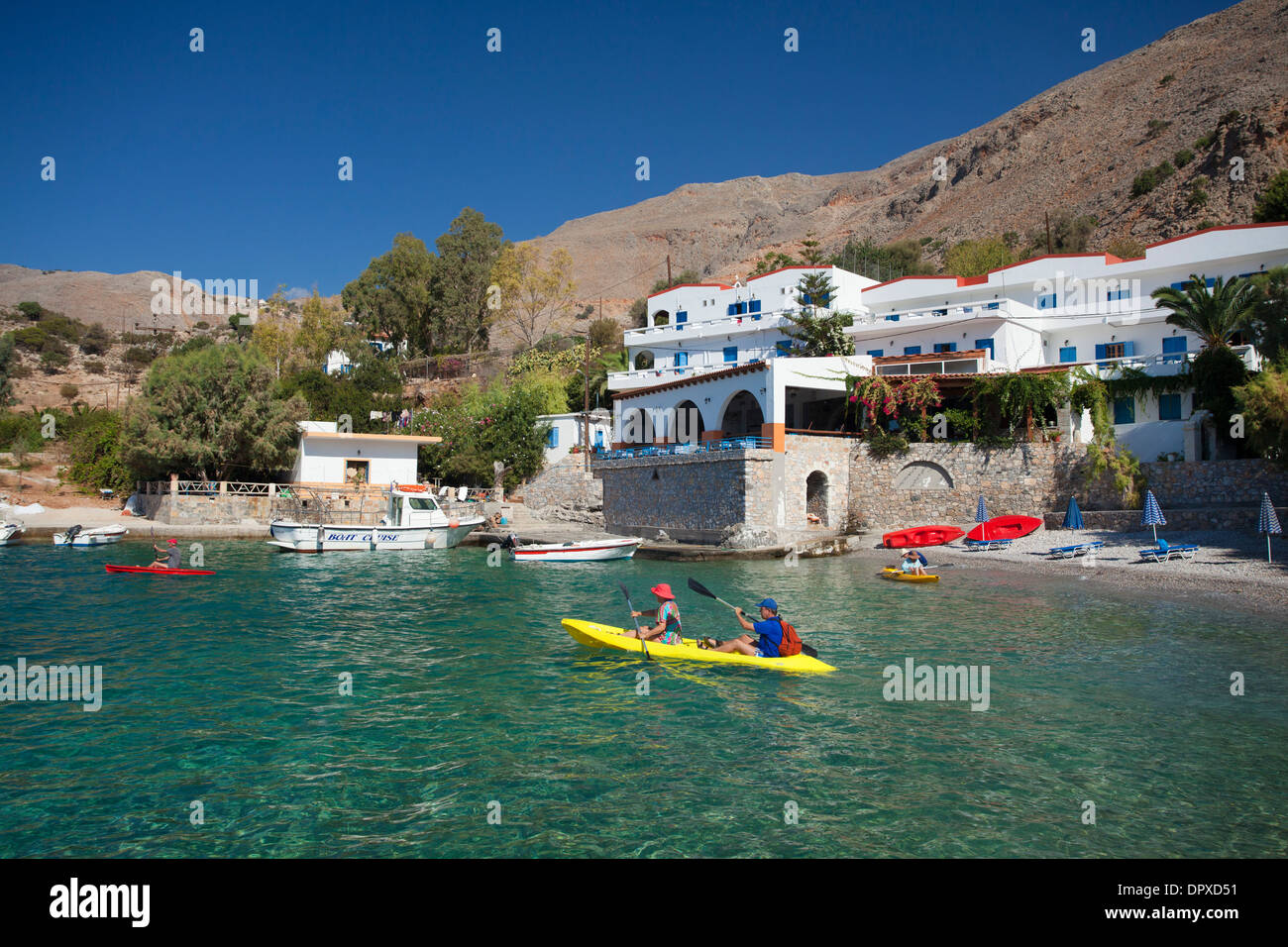 Kajakfahren auf dem Meer in der Nähe des Weilers von Finix oder Phoenix, Loutro, Sfakia, Chania, Kreta, Griechenland. Stockfoto