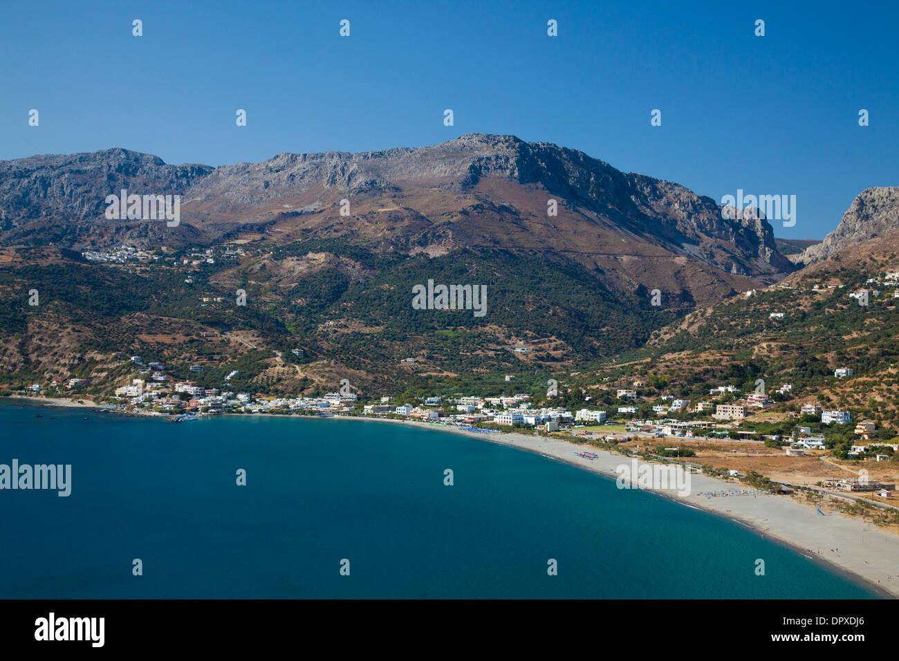 Blick über die Stadt Plakias, unter der Weißen Berge, Kreta, Griechenland. Stockfoto