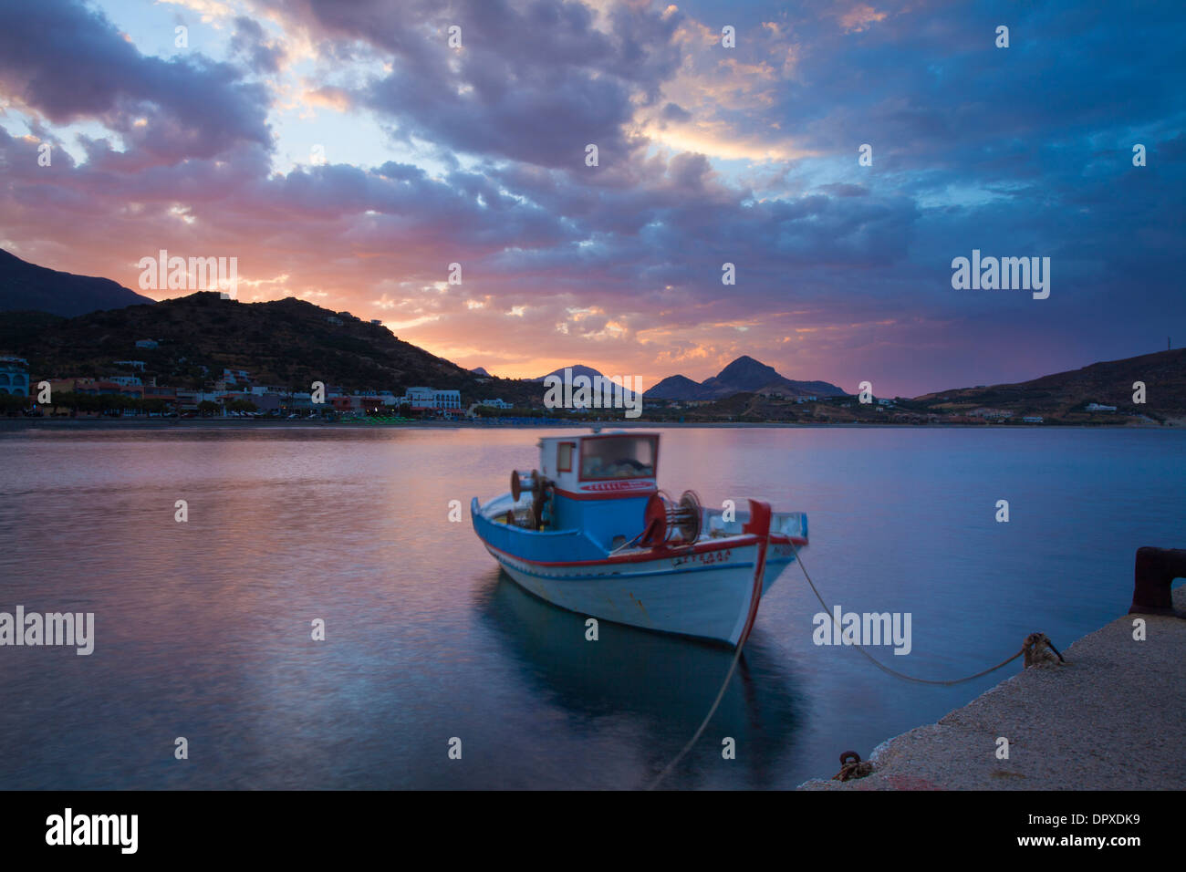 Sonnenaufgang über dem Hafen von Plakias, Bezirk Rethymnon, Kreta, Griechenland. Stockfoto