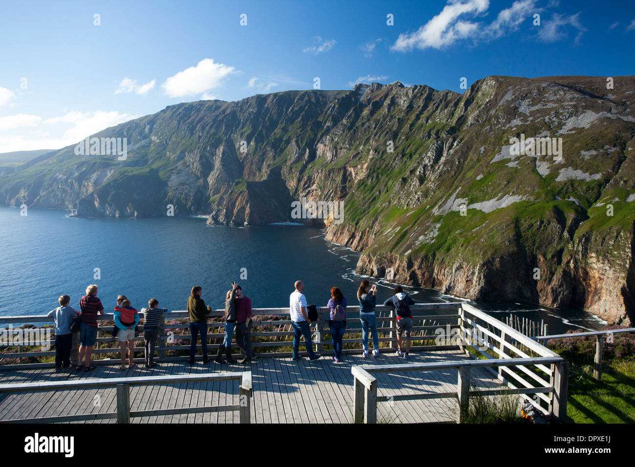 Touristen, die auf der Suche von Slieve League Aussichtsplattform. Bunglas, County Donegal, Irland. Stockfoto
