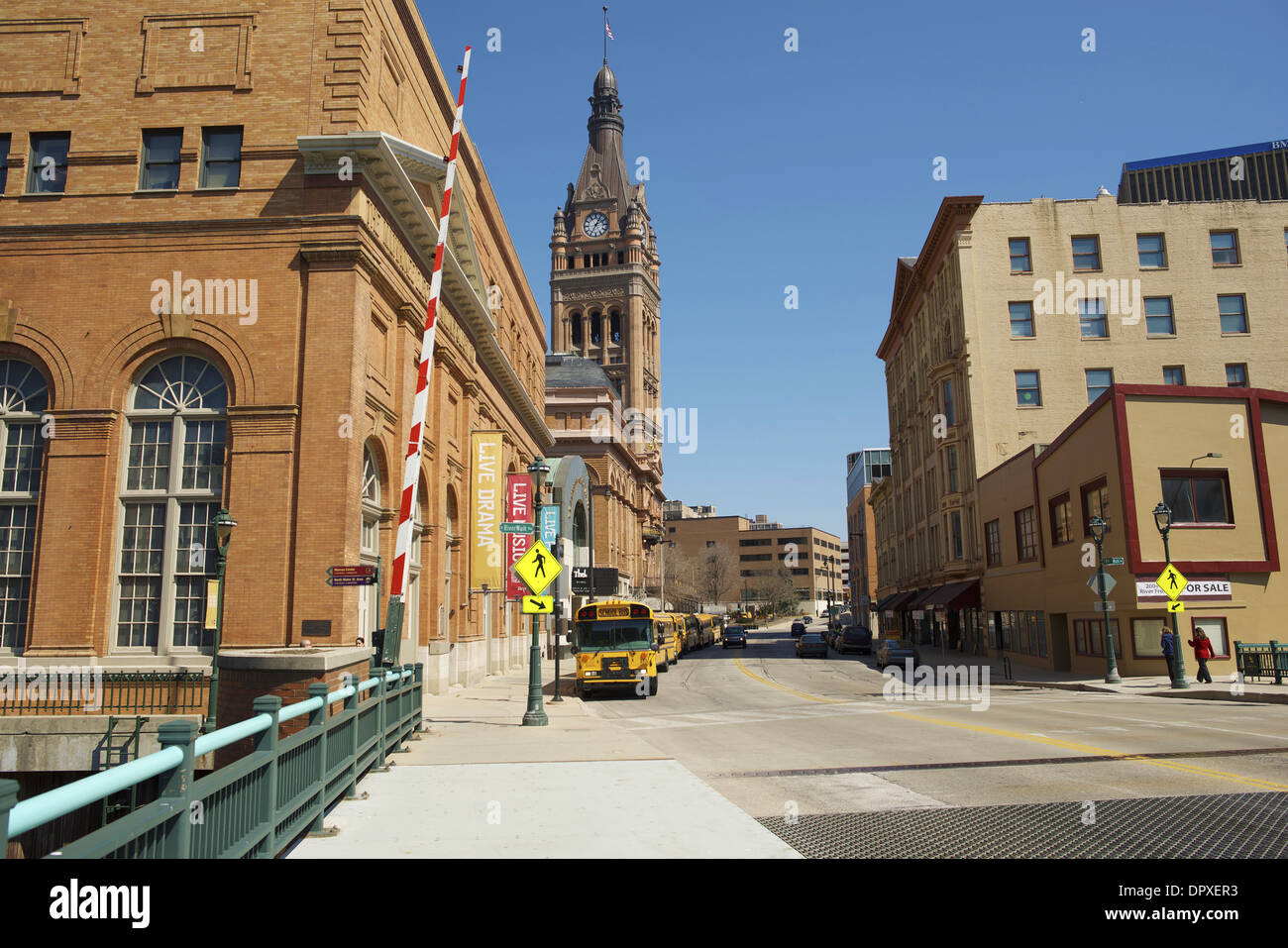 Die Innenstadt von Milwaukee, Wisconsin, Vereinigte Staaten. City Center Straßen- und Brückenbau. Milwaukee River Side Wells Street. Stockfoto