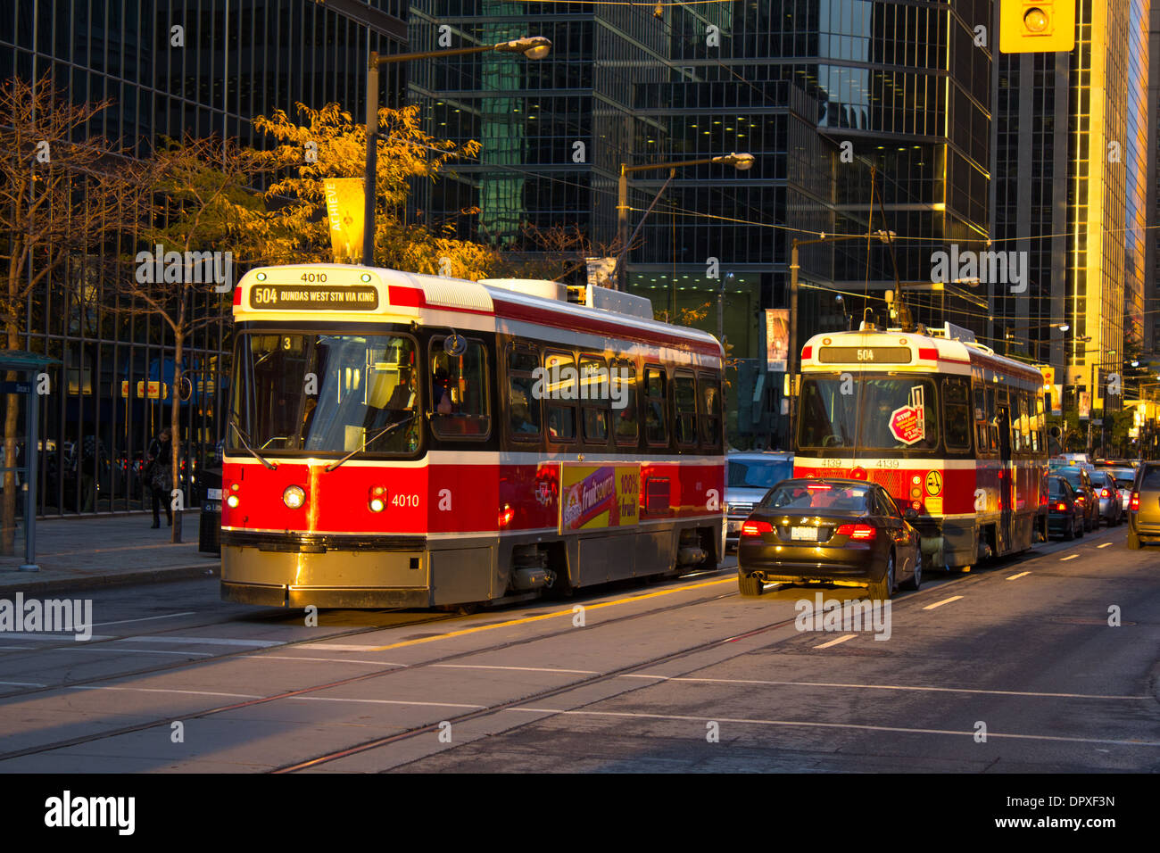 Toronto, Kanada 16. Oktober 2013: Straße Autos auf einer belebten Straße in Toronto Stockfoto