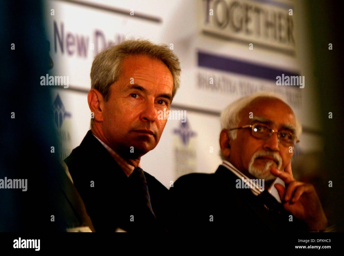 28. April 2009 - Neu-Delhi, Indien - Hochkommissar in Indien SIR RICHARD STAGG, links, zusammen mit Vizepräsident von Indien, HAMID ANSARI, hören Sie die Rede auf einer Konferenz über "Unternehmertum - eine Lösung für Jugendarbeitslosigkeit" Confederation of Indian Industry (CII) und Bharatiya Yuva Shakti Vertrauen (BYST). (Kredit-Bild: © M. Lakshman/ZUMA Press) Stockfoto