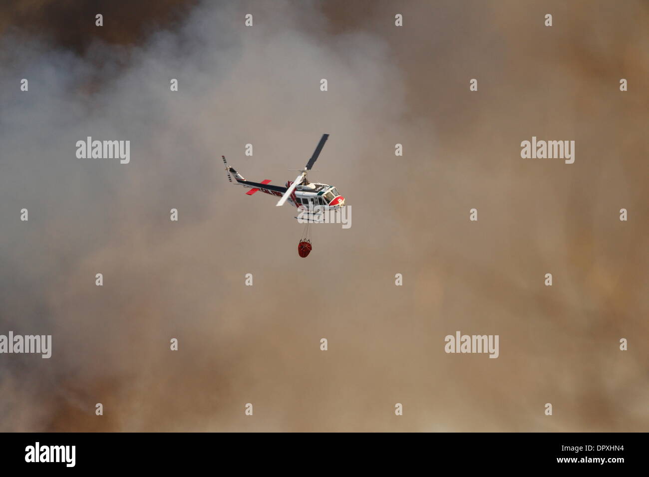 Glendora, Kalifornien, USA. 16. Januar 2014. Ein großes Lauffeuer brennt in den Hügeln oberhalb von Glendora außer Kontrolle. Feuerwehr, Hubschrauber und Flugzeuge aus vielen Ländern arbeiten, um das Feuer zu kontrollieren. Bildnachweis: Nicholas Burningham/Alamy Live-Nachrichten Stockfoto