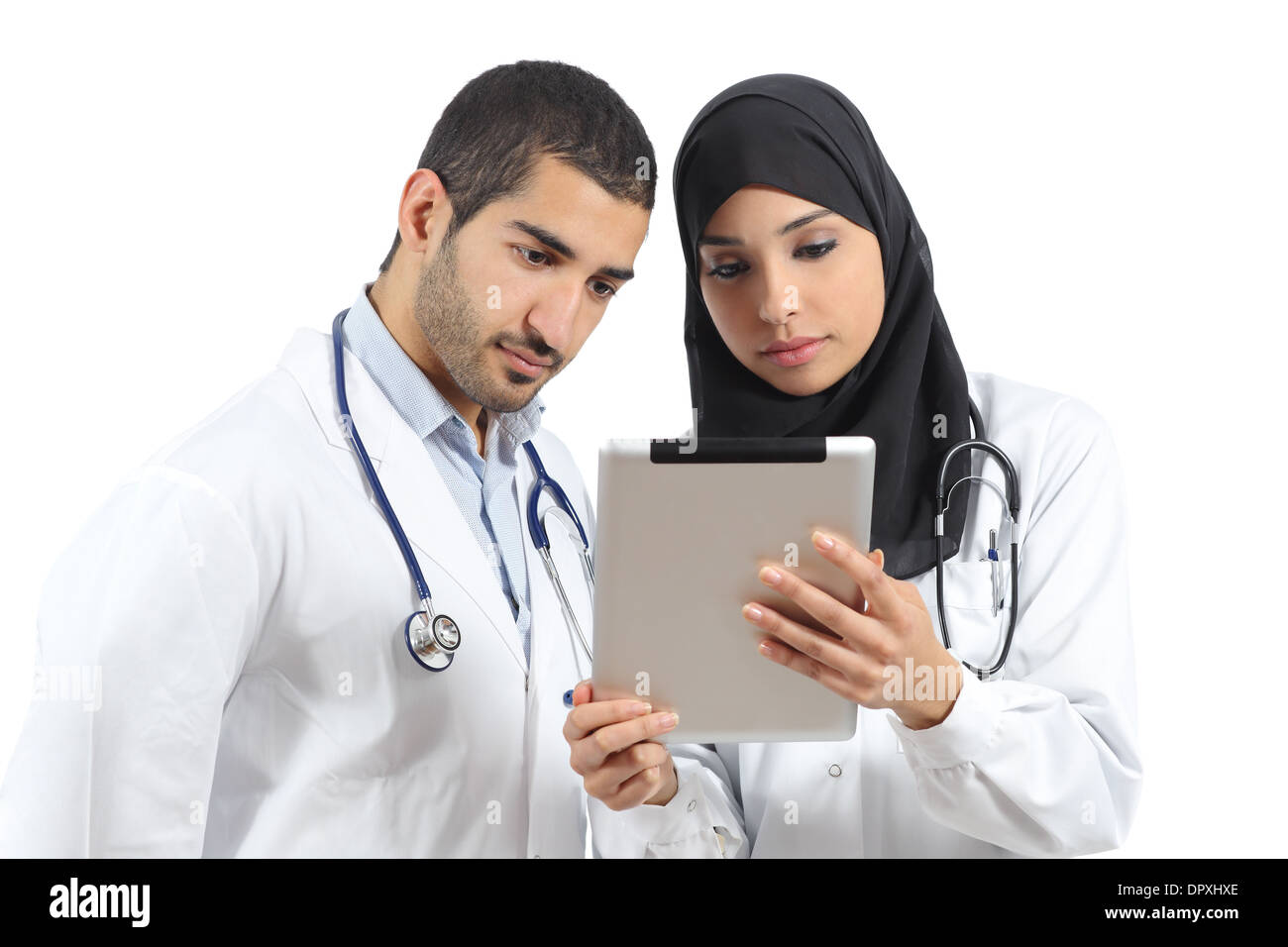 Saudi Arabische Ärzte arbeiten mit dem Tablet isoliert auf weißem Hintergrund Stockfoto