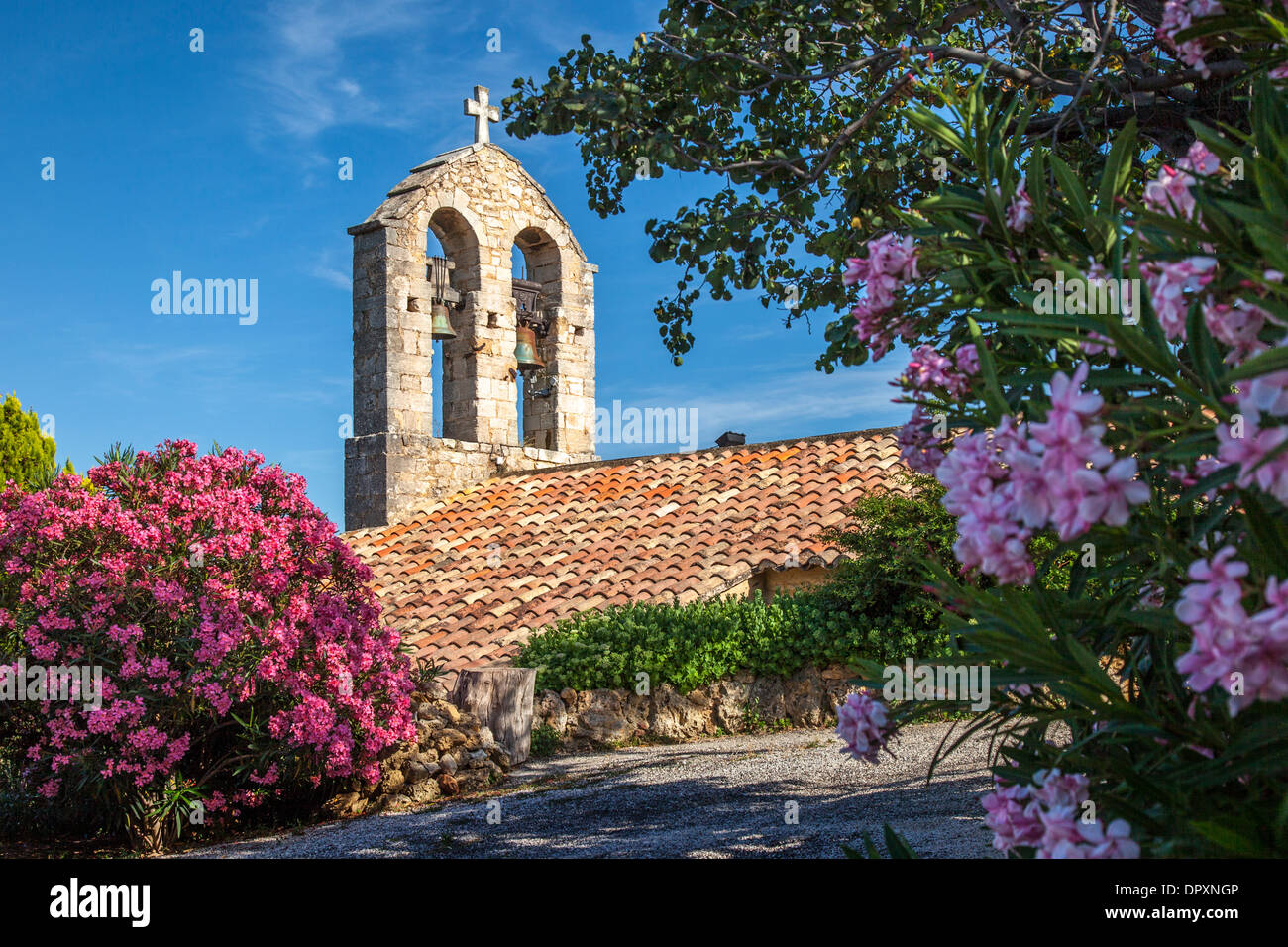 Romanische Kirche in der Stadt von Suzette, Provence, Frankreich Stockfoto