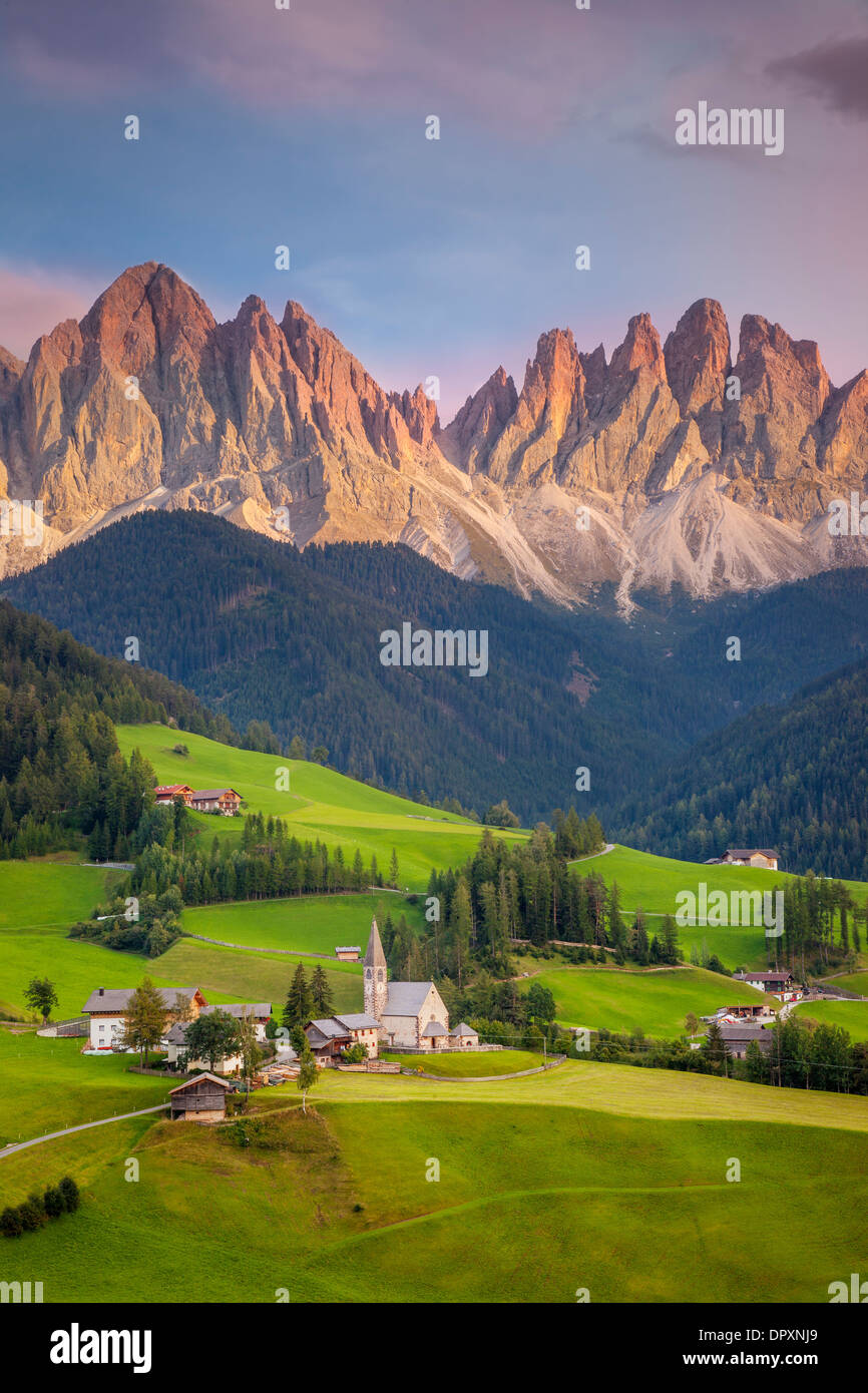 Santa Bittermandelaroma und die Dolomiten im Val di Funes, Trentino-Alto-Adige Italien Stockfoto