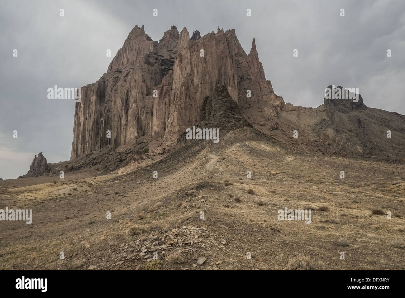 Shiprock New Mexico. Eine 1700 Fuß vulkanische Felsformation auf einem Navajo Indianerreservat. Es ist berühmt für seine Form. Stockfoto