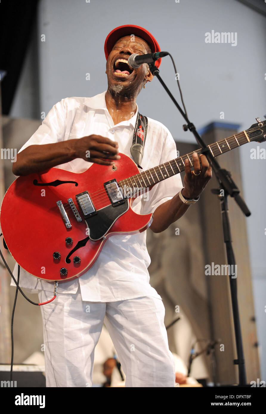 1. Mai 2009 - New Orleans, Louisiana, USA - Musiker WALTER WOLFMAN WASHINGTON & der Straßenmeister tritt bei den New Orleans Jazz and Heritage Festival in New Orleans Messe Gelände Race Course. New Orleans Jazz and Heritage Festival feiert sein 40. Jubiläum.   (Kredit-Bild: © Jason Moore/ZUMA Press) Stockfoto