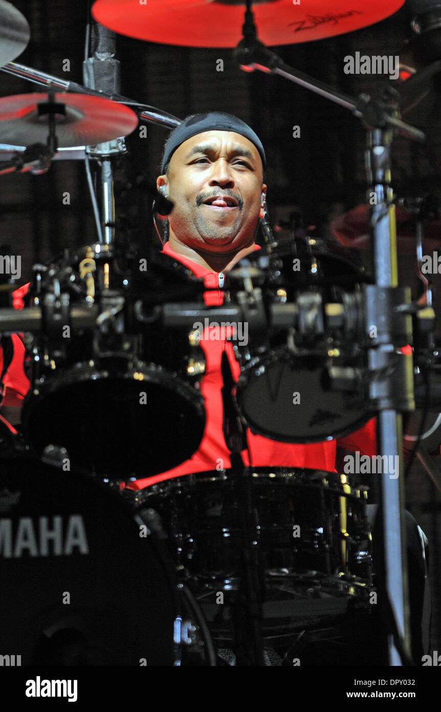 22. April 2009 führt live als ihre 2009 Tour macht Halt in der Time Warner Cable Musikpavillon befindet sich in North Carolina - Raleigh, North Carolina, USA - Drummer CARTER BEAUFORD der Dave Matthews Band. (Kredit-Bild: © Jason Moore/ZUMA Press) Stockfoto