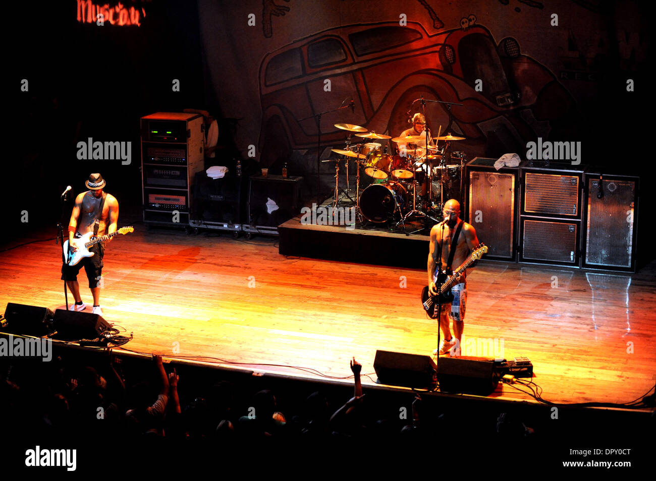 28. April 2009 - Myrtle Beach, South Carolina, USA - (L-R) Gitarrist KALEO WASSERMAN, Drummer YESOD WILLIAMS und Bass-Gitarrist BRET BOLLINGER Band Pfeffer als ihre 2009 Tour macht, die Halt in das House of Blues in Myrtle Beach befindet sich, Leben führt. (Kredit-Bild: © Jason Moore/ZUMA Press) Stockfoto