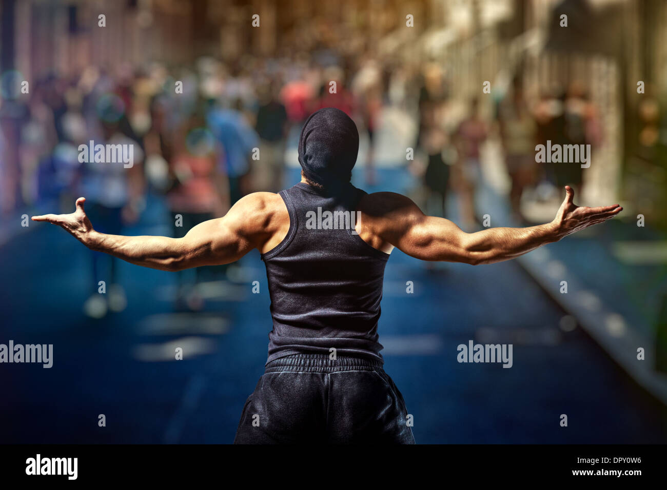 Starke junge stehen auf Straße gegen Menschen. Stockfoto