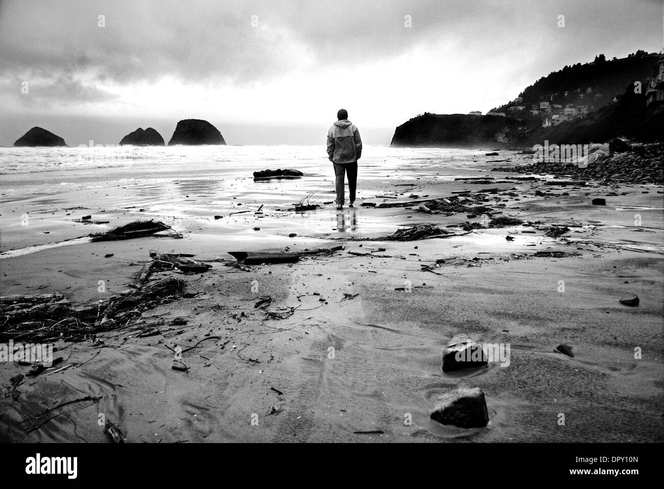 25. Dezember 2008 - Cannon Beach, Oregon, USA - Cannon Beach, Oregon am Weihnachtstag im Jahr 2008 an der Pazifik Küste in der Nähe von Portland. "Ben" Spaziergänge entlang des Wassers stark bewölkt, kalt und stürmisch tagsüber entlang der felsigen Küste Seastacks. (Kredit-Bild: © Steven Karl Metzer/ZUMA Press) Stockfoto