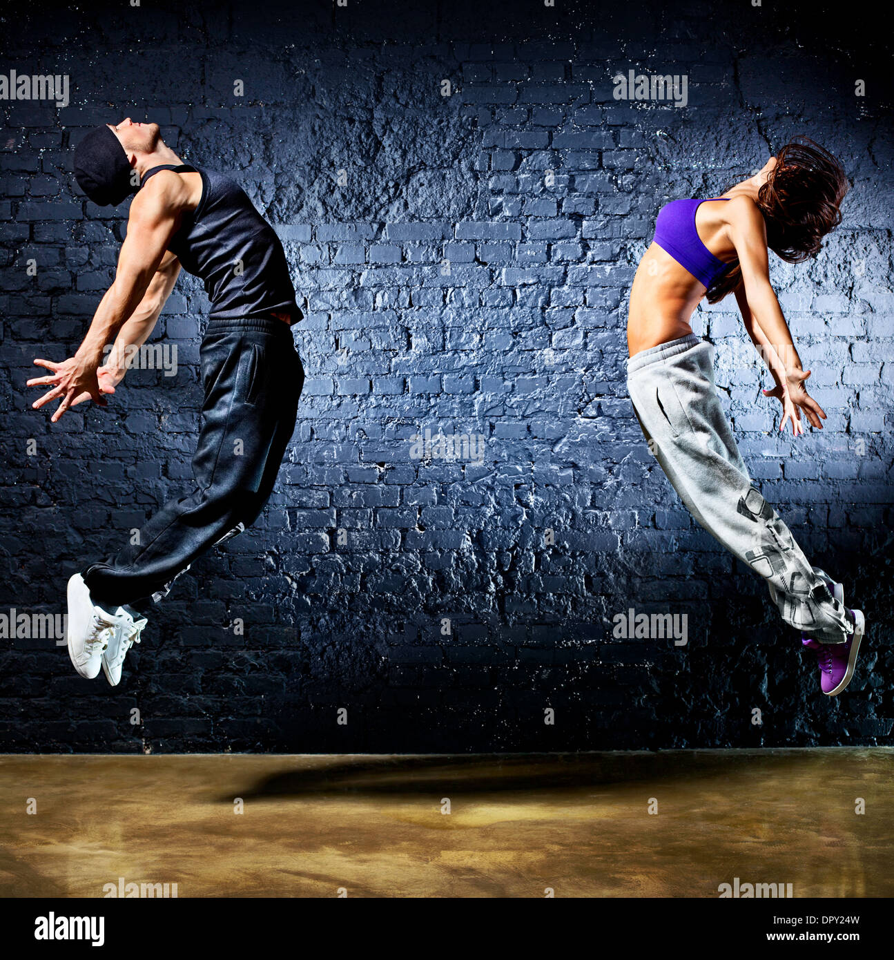 Junge Tänzerin paar springen. Auf Wand Hintergrund. Stockfoto