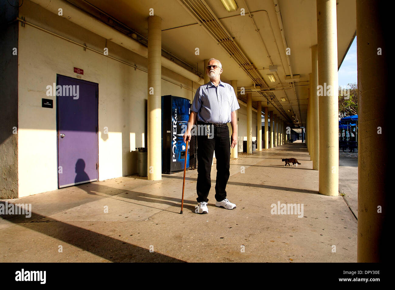 6. April 2009 - Miami, Florida, USA - MILES WOOLLEY, ein Vietnam-Veteran mit einer Kugel im Kopf, der Ausarbeitung an der Southwest Miami High School unterrichtet, wirklich hasst die Rekrutierung Militärpräsenz in seiner Schule.   Foto von Michael F McElroy/Zuma Press (Credit-Bild: © Michael Francis McElroy/ZUMA drücken) Stockfoto