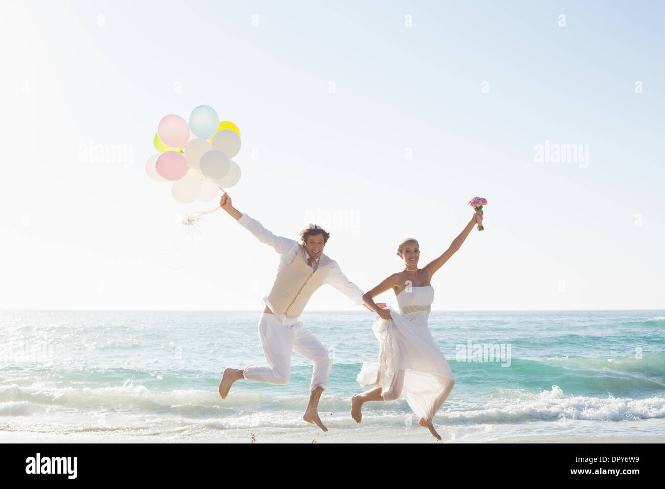 Brautpaare, die Spaß mit Ballons Stockfoto
