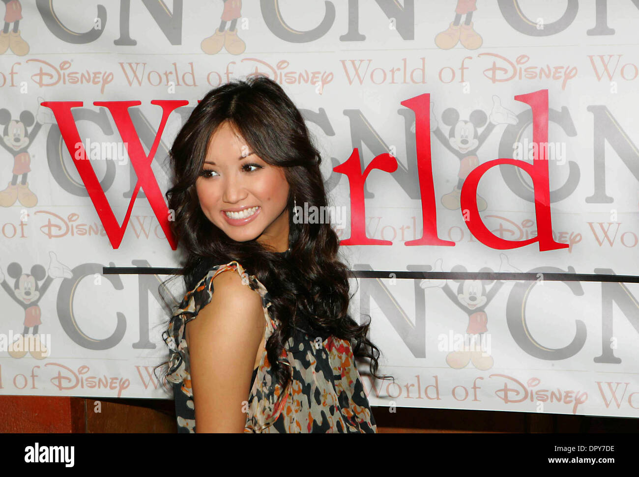 K61297RM. Die Besetzung von '' die Suite Life On Deck'' treffen Fans in die Welt von Disney In New York City 03-06-2009.Photo von Rick Mackler-Entfernungsmesser-Globe Fotos, inc... BRENDA SONG (Kredit-Bild: © Rick Mackler/Globe Photos/ZUMAPRESS.com) Stockfoto