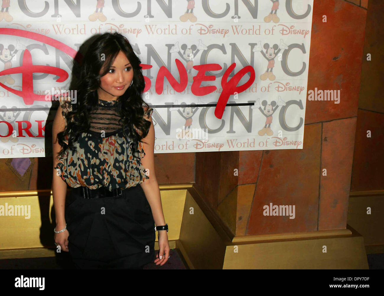 K61297RM. Die Besetzung von '' die Suite Life On Deck'' treffen Fans in die Welt von Disney In New York City 03-06-2009.Photo von Rick Mackler-Entfernungsmesser-Globe Fotos, inc... BRENDA SONG (Kredit-Bild: © Rick Mackler/Globe Photos/ZUMAPRESS.com) Stockfoto