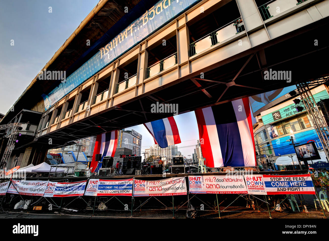 Bangkok, Thailand. 16. Januar 2014. Ansichten von einem Protest Ort an Kreuzung Asoke-Sukhumvit in zentralen Bangkok.Tens von Tausenden von Demonstranten haben gestört Verkehr an wichtigen Kreuzungen und marschierte auf Regierungsgebäude in großen und hektischen Hauptstadt Thailands in dieser Woche. Die Proteste, genannt "Bangkok Herunterfahren," hatte Montag, den 13. Januar ohne ernsthafte Zwischenfälle begonnen.  Die Kundgebungen werden durch das Volk demokratische Reform Committee (Separatistischen) Protest Gruppe, angeführt von Suthep Thaugsuban, ein ehemaliger stellvertretender Premierminister für die Opposition demokratische Partei orchestriert. Bildnachweis: Igor Prahin/Alamy Li Stockfoto