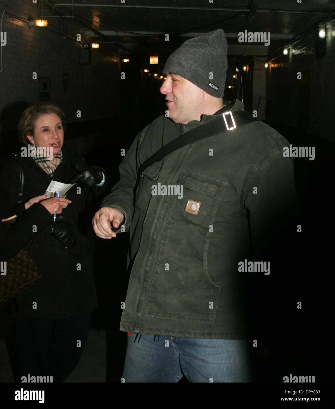 EXKLUSIVE. BROADWAY STARS AUßEN THEATER. JAMES GANDOLFINI posiert mit Fans außerhalb der Bernard Jacobs Theater nach dem Ausführen "Gott des Gemetzels '' New York 03-20-2009.photos von Rick Mackler Entfernungsmesser-Globe Fotos Inc.Â©2009.K61379RM (Credit-Bild: © Rick Mackler/Globe Photos/ZUMAPRESS.com) Stockfoto