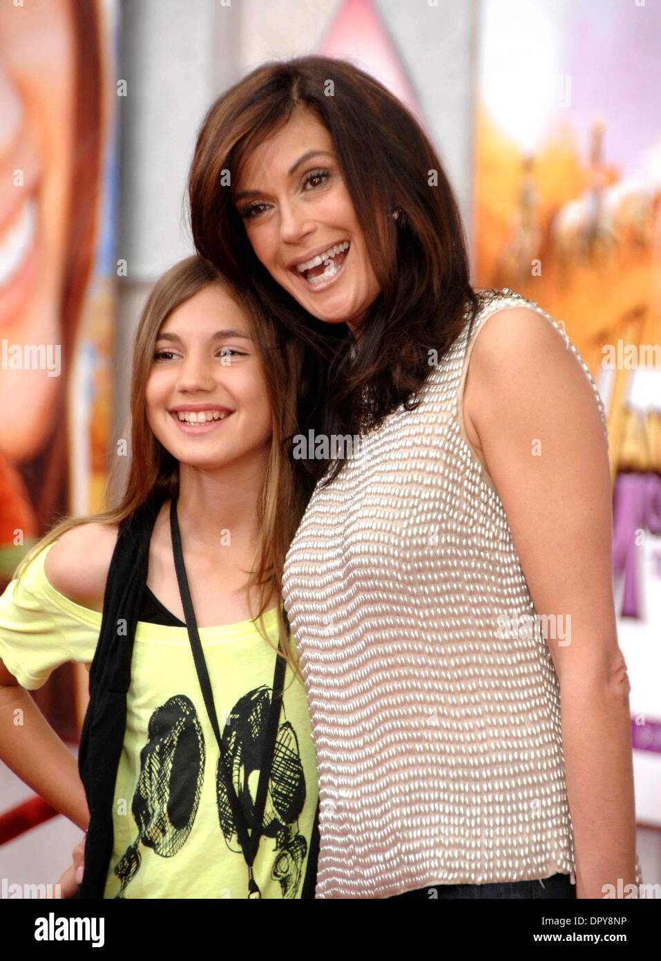 Emerson Tenney und TERI HATCHER bei der Premiere des neuen Films von Walt Disney Bilder der HANNAH MONTANA Film im El Capitan Theatre, am 4. April 2009, in Los Angeles statt... Foto: Michael Germana - Globe Photos.K61489MGE (Kredit-Bild: © Michael Germana/Globe Photos/ZUMAPRESS.com) Stockfoto
