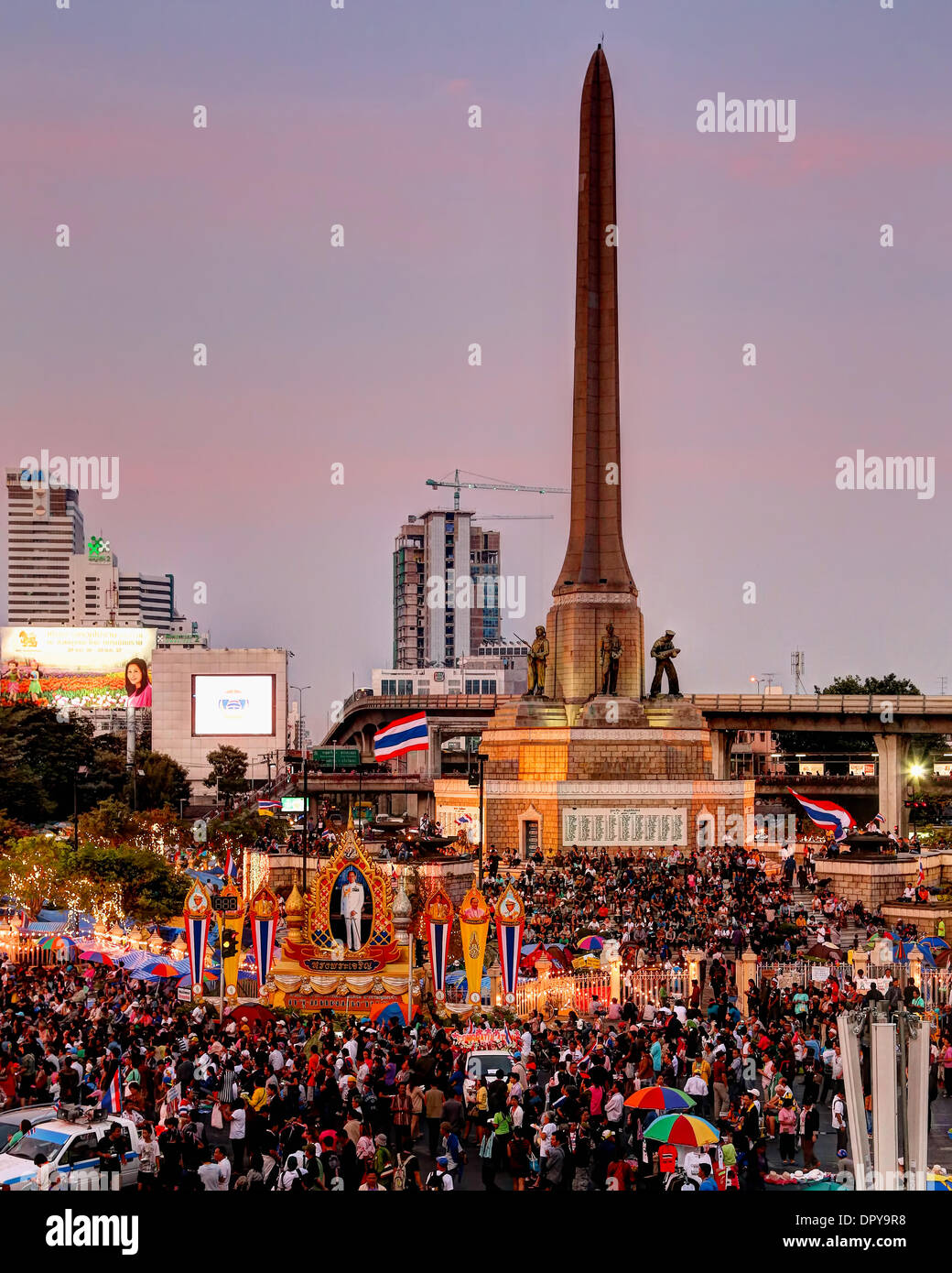 Bangkok, Thailand. 16. Januar 2014. Am frühen Abend Szene am Siegesdenkmal Protest Website. Zehntausende Demonstranten haben gestört Verkehr an wichtigen Kreuzungen und marschierte auf Regierungsgebäude in großen und hektischen Hauptstadt Thailands in dieser Woche. Die Proteste, genannt "Bangkok Herunterfahren," hatte Montag, den 13. Januar ohne ernsthafte Zwischenfälle begonnen. Bildnachweis: Igor Prahin/Alamy Live-Nachrichten Stockfoto