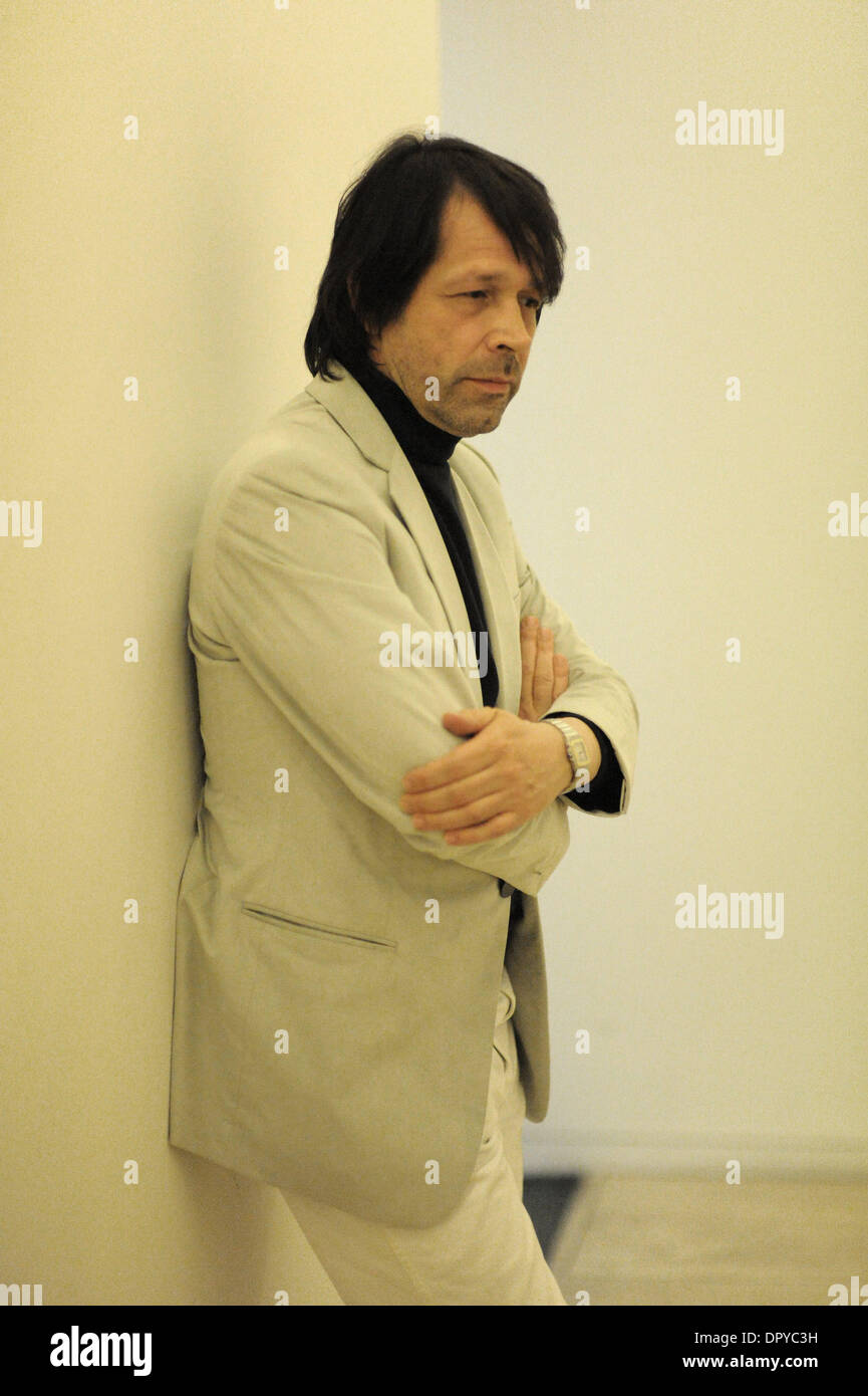 1. April 2009 - Beverly Hills, Kalifornien, USA - Designer Künstler Creative Director PETER SAVILLE erreichte Kultstatus als Designer für Rekord Kunst an die berühmte Fabrik-Aufzeichnungen, Manchestor, England. Saville arbeitet als Creative Director für die Stadt Manchestor für die vergangenen vier Jahre. Saville des legendären Album und Poster Artwork für Factory Records Künstler wie neue O Stockfoto