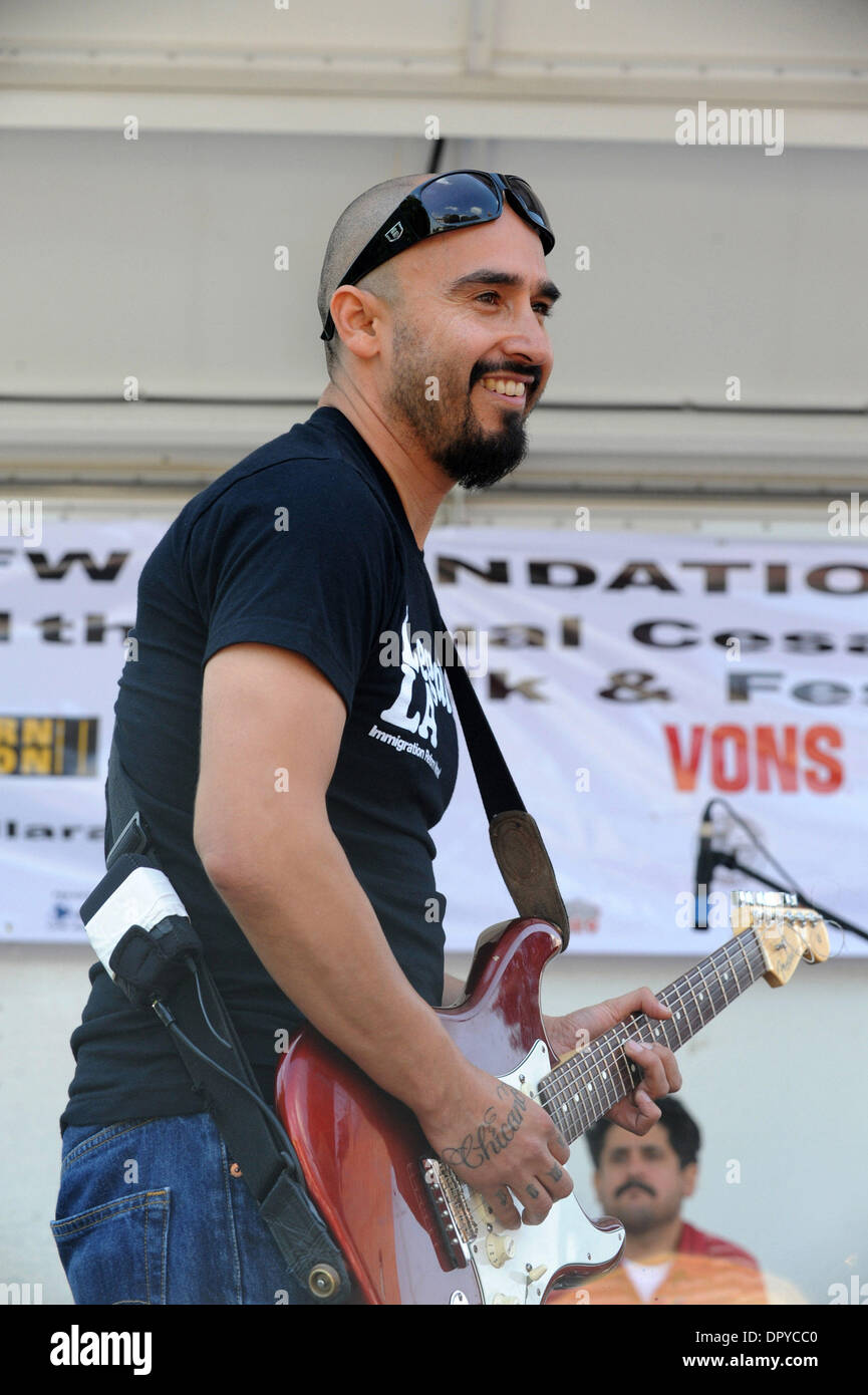 5. April 2009 führt - Los Angeles, Kalifornien, USA - RAUL PACHECHO, Gitarrist und Sänger, OZOMATLI live am 11. jährliche Cesar Chavez gehen und Kundgebung zum Gedenken an das Leben und Vermächtnis und bringen die Aufmerksamkeit auf die UWF, United Farm Workers of America. Tausende von Menschen versammelt Samstagmorgen im historischen Olvera Street Teil von Downtown Los Angeles für den Start der Stockfoto