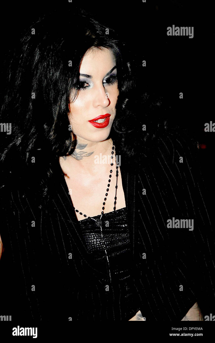 5. Februar 2009 kommt - Las Vegas, NV, USA - Fernseh-Persönlichkeit-Tattoo-Künstlerin KAT VON D bei Tao für ihr "High Voltage Tattoo" Buch-Release-Party. (Kredit-Bild: © Valerie Nerres/ZUMA Press) Stockfoto