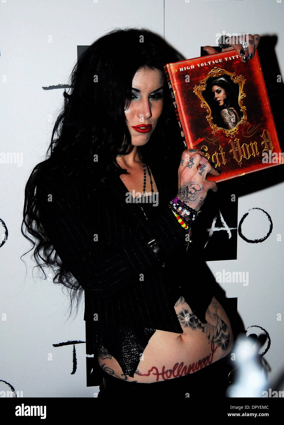 5. Februar 2009 kommt - Las Vegas, NV, USA - Fernseh-Persönlichkeit-Tattoo-Künstlerin KAT VON D bei Tao für ihr "High Voltage Tattoo" Buch-Release-Party. (Kredit-Bild: © Valerie Nerres/ZUMA Press) Stockfoto