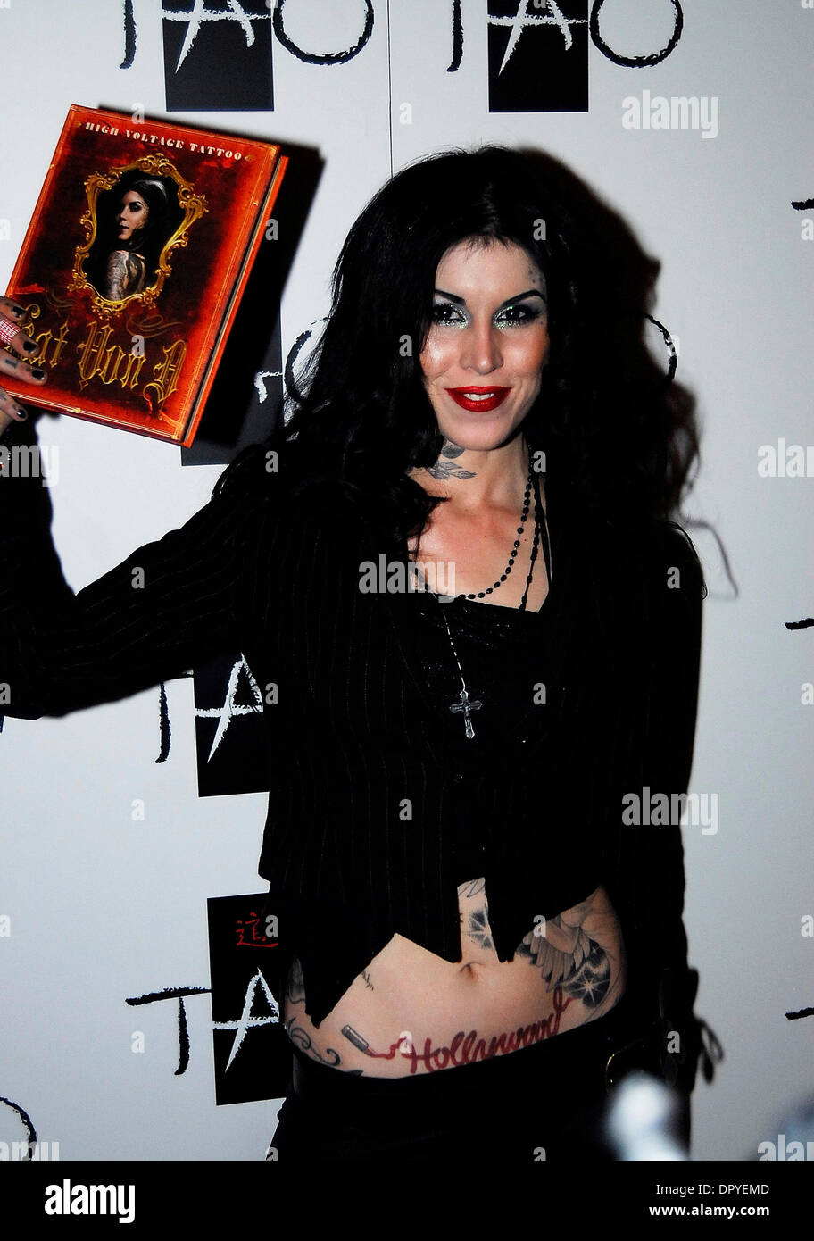 5. Februar 2009 kommt - Las Vegas, NV, USA - Fernseh-Persönlichkeit-Tattoo-Künstlerin KAT VON D bei Tao für ihr "High Voltage Tattoo" Buch-Release-Party. (Kredit-Bild: © Valerie Nerres/ZUMA Press) Stockfoto