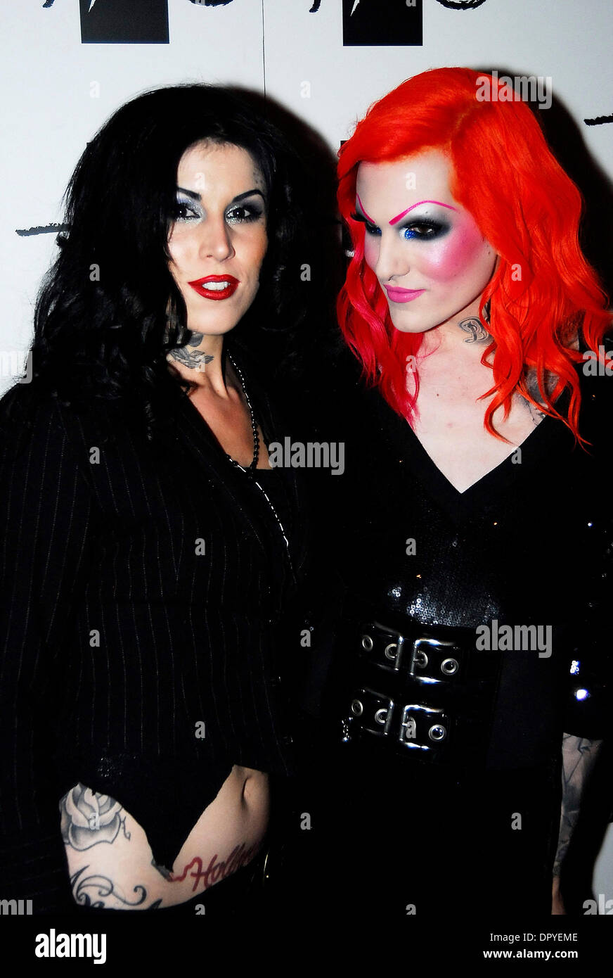 5. Februar 2009 erreicht - Las Vegas, NV, USA - TV-Persönlichkeit-Tattoo-Künstlerin KAT VON D mit JEFFREY STAR (R) Tao für ihr "High Voltage Tattoo" Buch-Release-Party. (Kredit-Bild: © Valerie Nerres/ZUMA Press) Stockfoto