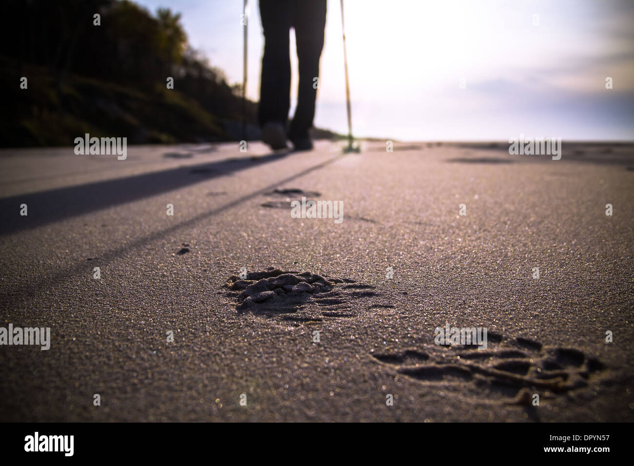 Füße pflegen, Mann-nordic-walking am Strand Stockfoto