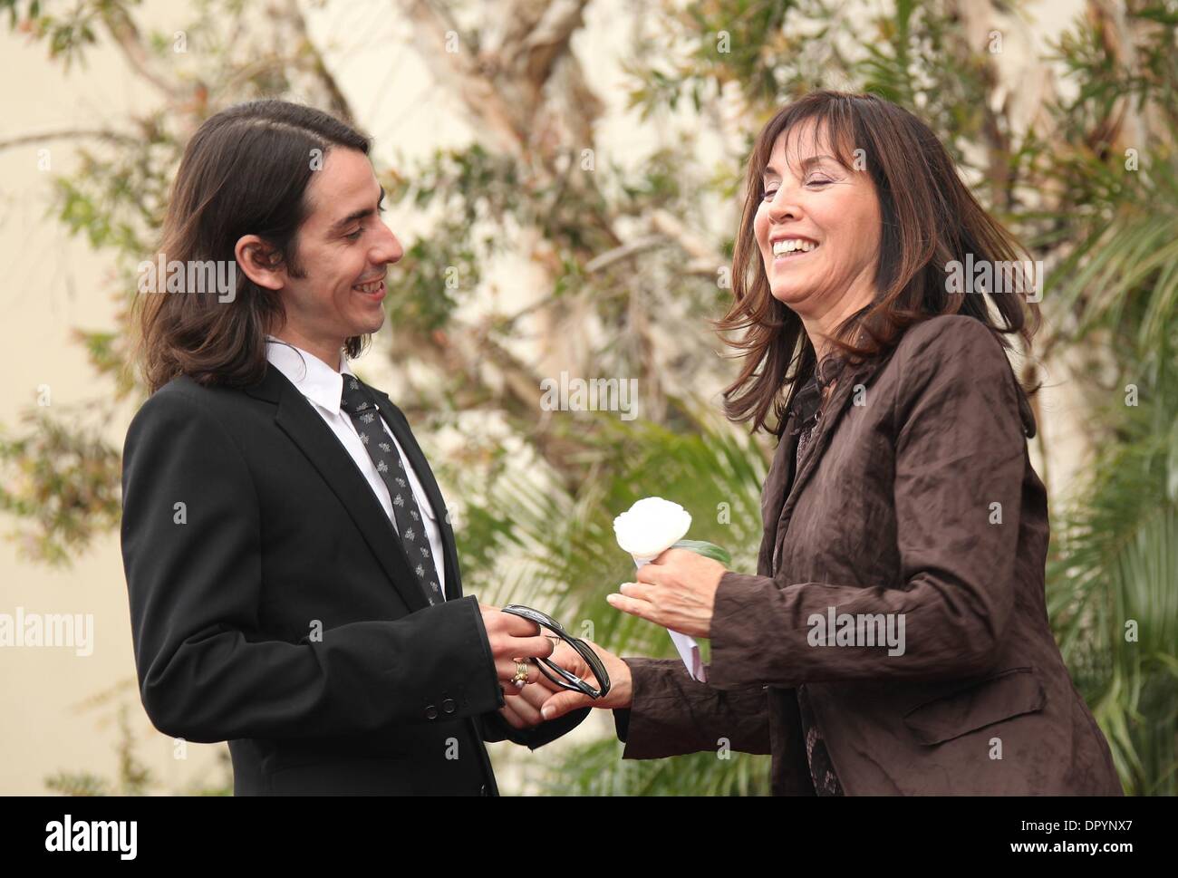 14. April 2009 - Hollywood, Kalifornien, USA - DHANI HARRISON & Mutter OLIVIA HARRISON feiern als George Harrison geehrt posthum mit Stern auf dem Walk of Fame in Hollywood. (Kredit-Bild: © Lisa O'Connor/ZUMA Press) Stockfoto