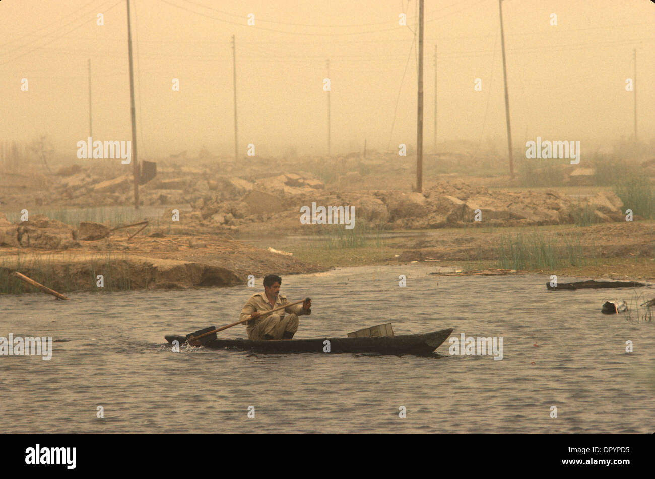 Iranirakkrieg, auch bekannt als erster persischer Golfkrieg oder Golfkrieg. 1984 Soldat erholt sich von der jüngsten Schlacht im Kanu inmitten der Verwüstung des Krieges. Die mesopotamischen Sümpfe, ein Sandsturm in der Luft. Nahe Basra Südirak. 1980er HOMER SYKES Stockfoto
