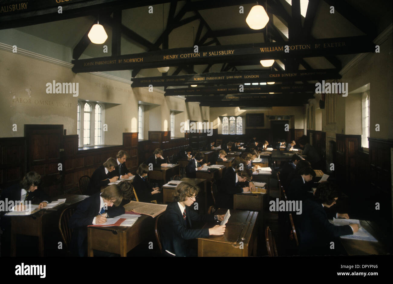 Royal Gymnasium Guildford Surrey. Jungs, die in der Schulbibliothek arbeiten. 1980er Jahre Großbritannien um 1985 HOMER SYKES Stockfoto