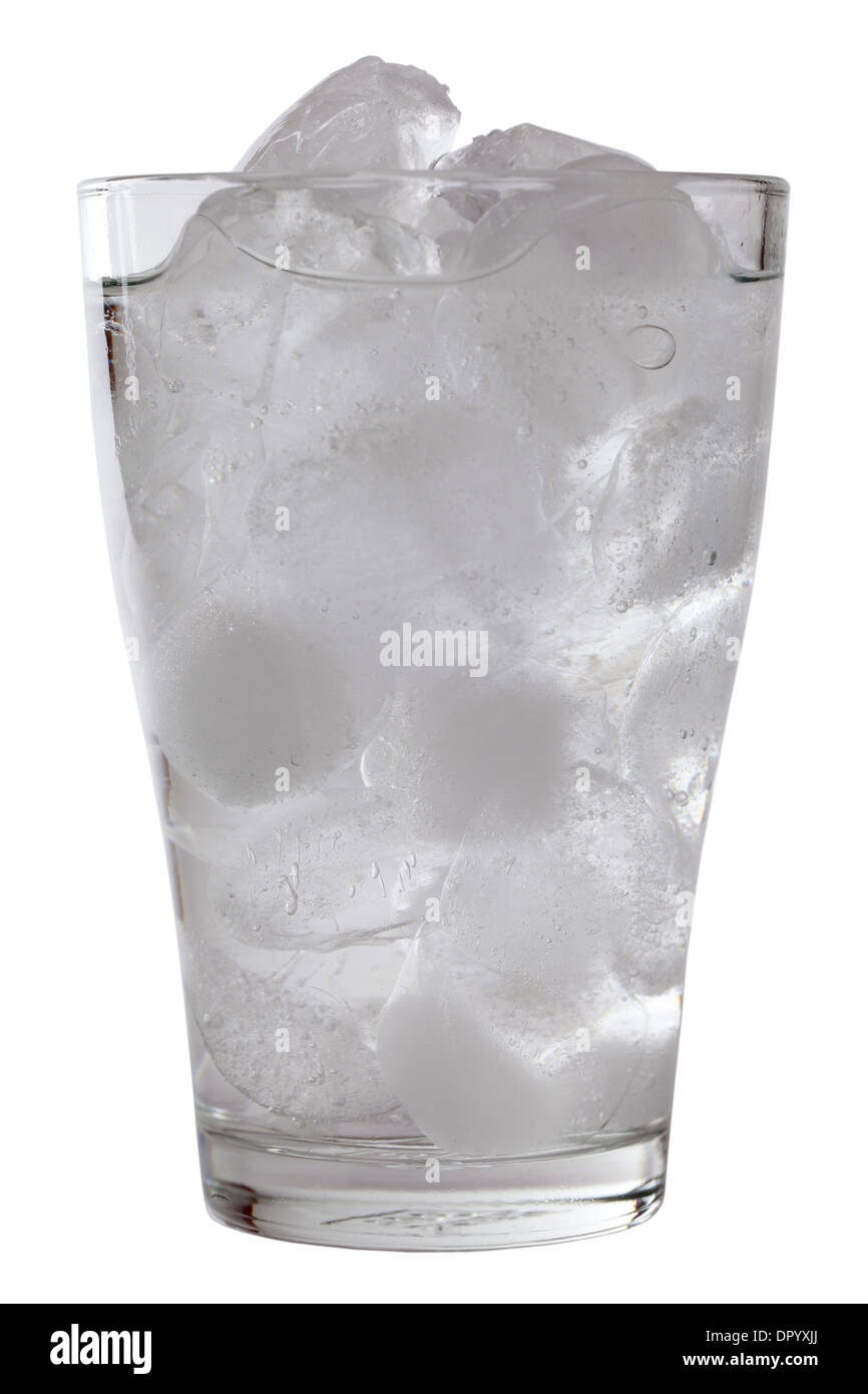 Wasser in ein Glas mit Eiswürfeln, isoliert auf weiss Stockfoto