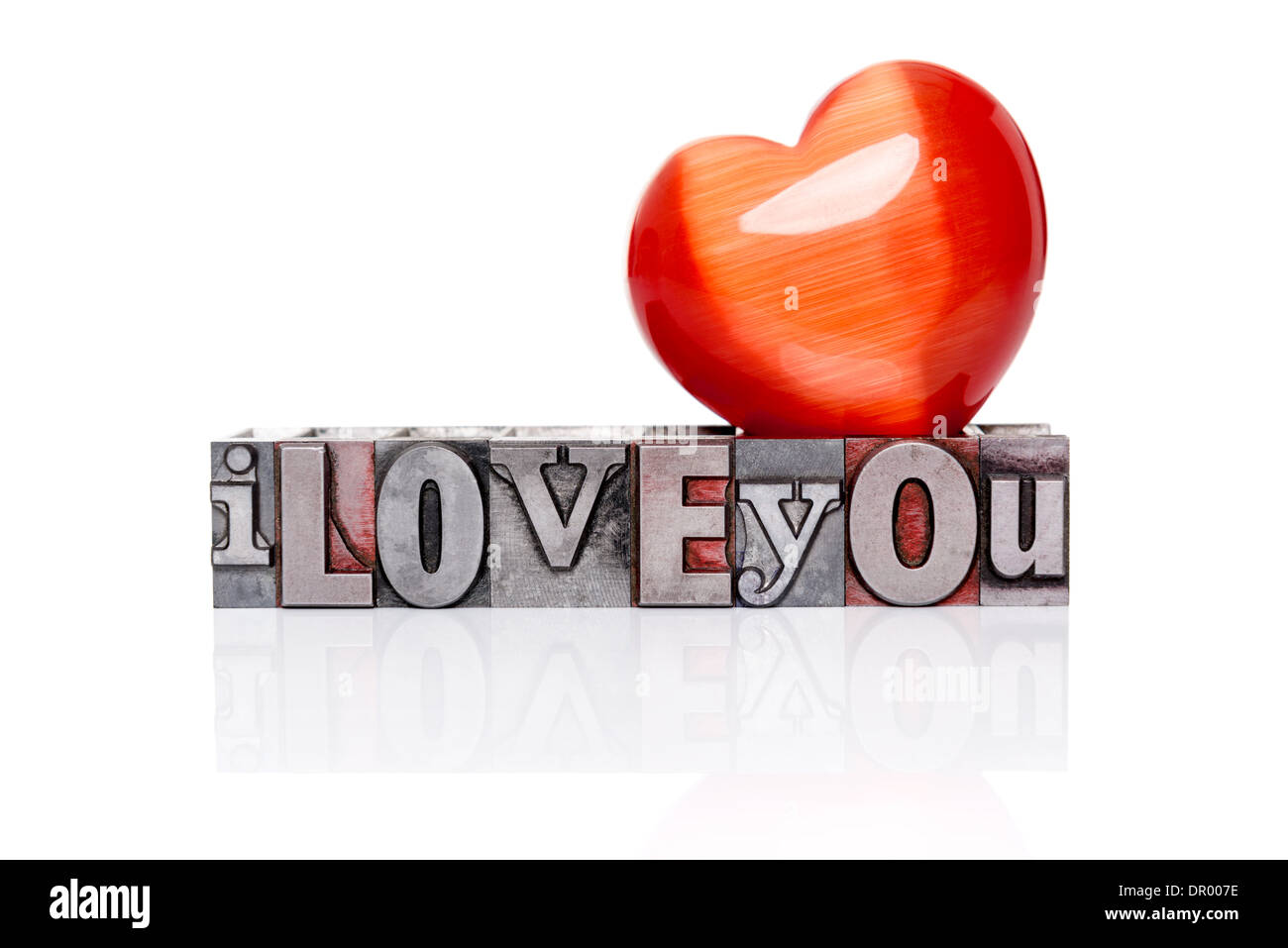 Ich liebe dich in alten gemischte Schriftart Metall-Buchdruck-Blöcke mit einem roten Herz Edelstein an der Spitze, isoliert auf einem weißen Hintergrund. Stockfoto