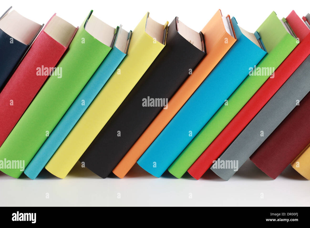 Bunte Bücher mit vielen Exemplar für Ihren eigenen Text auf dem Buchrücken Stockfoto