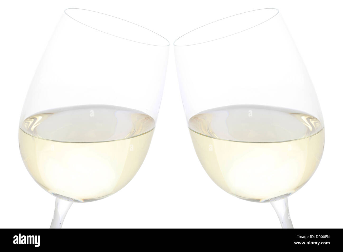 Anstoßen mit Weißwein, isoliert auf weißem Hintergrund Stockfoto