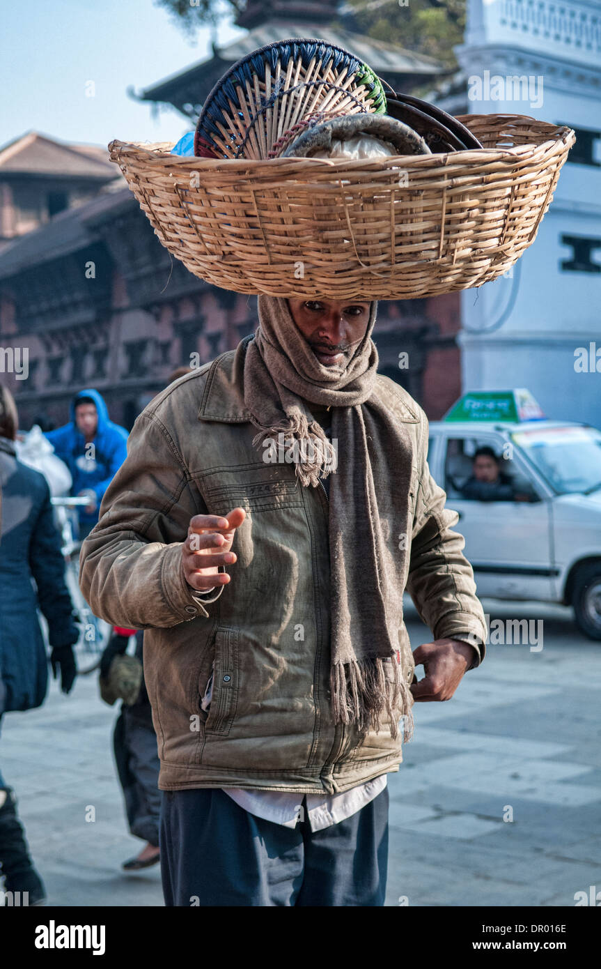 Tragen einer Last auf dem Kopf, Kathmandu, Nepal Stockfoto