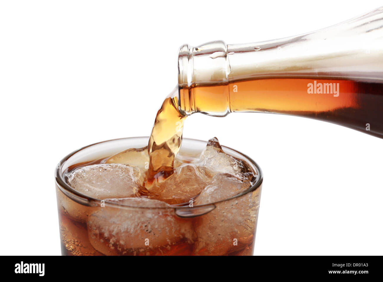 Cola ist aus der Flasche in ein Glas gießen. Stockfoto