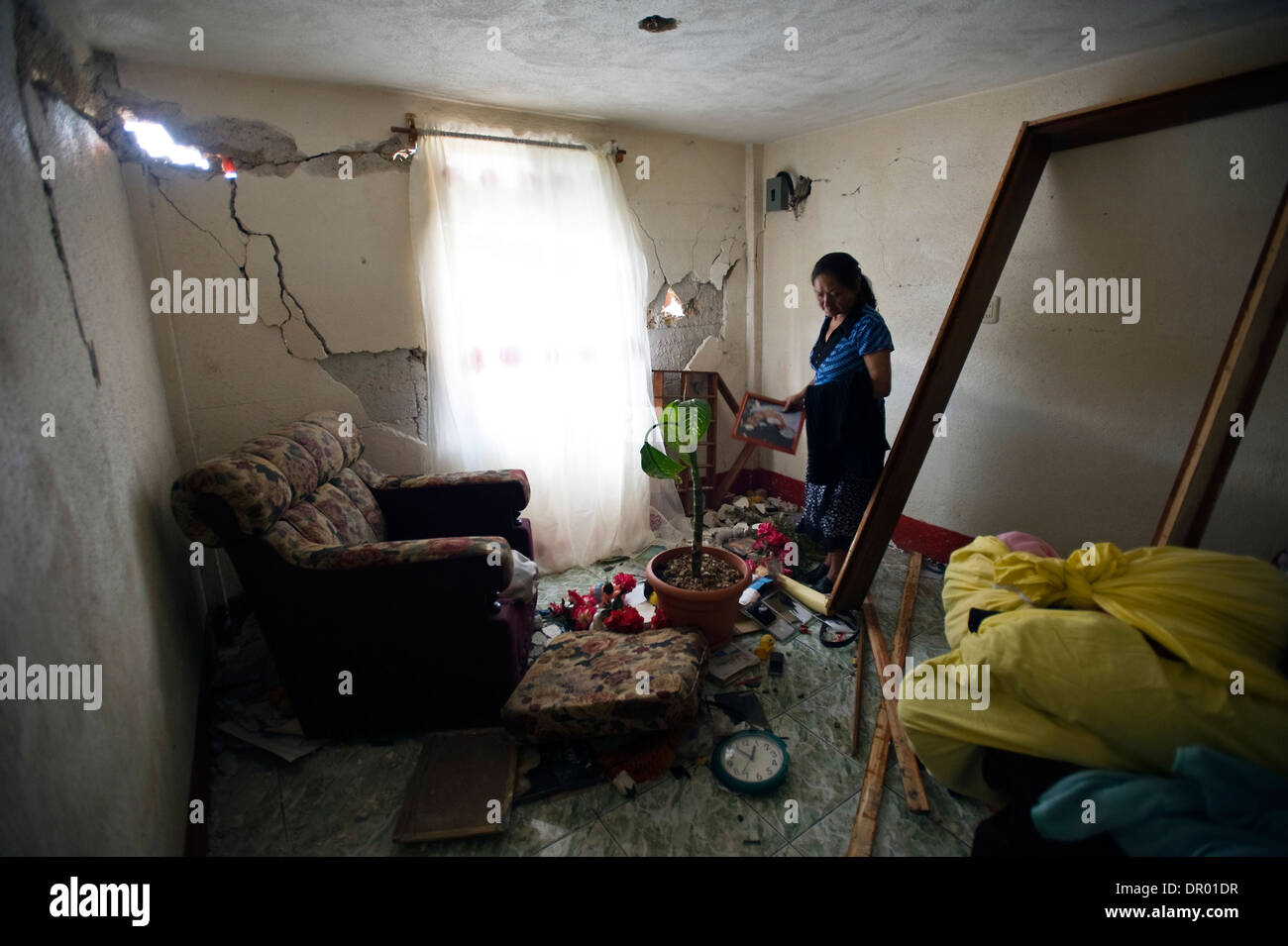 Eberilda Verdugo, 66, von San Jose El Recreo, San Marcos, säubert ihr Haus von einem 7.4 Erdbeben zerstört. Stockfoto