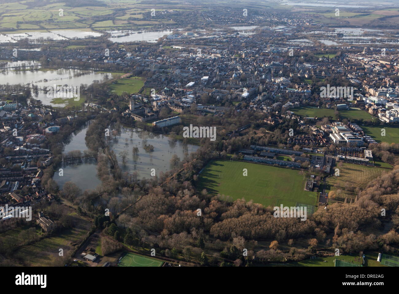 Oxford, UK. 14. Januar 2014. Die Themse und Cherwell, Oxford in Flut.  Blick Richtung Oxford, unten ist Magdalena College & der Engel und Greyhound Wiese in voller Flut und zentrale Oxford hinter. Stockfoto