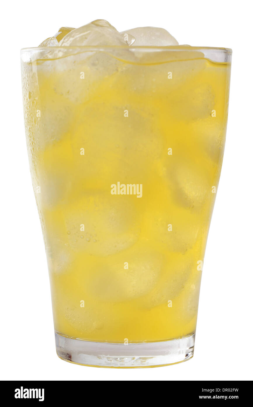 Orangen Limonade mit Eis in einem Glas, isoliert auf weißem Hintergrund Stockfoto