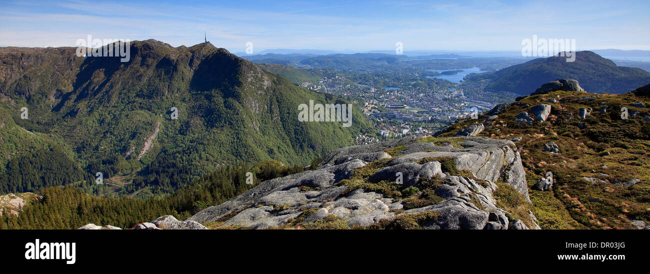 Wanderweg Wanderweg am Berg Floyen über Berg Ulriken 643 (links) und Stadt Bergen, Hordaland, Norwegen, Scandinavia Europa Stockfoto