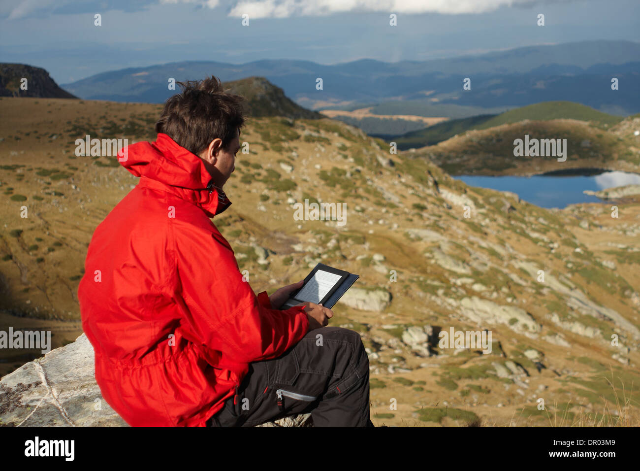 Mann liest ein digitales Buch Stockfoto