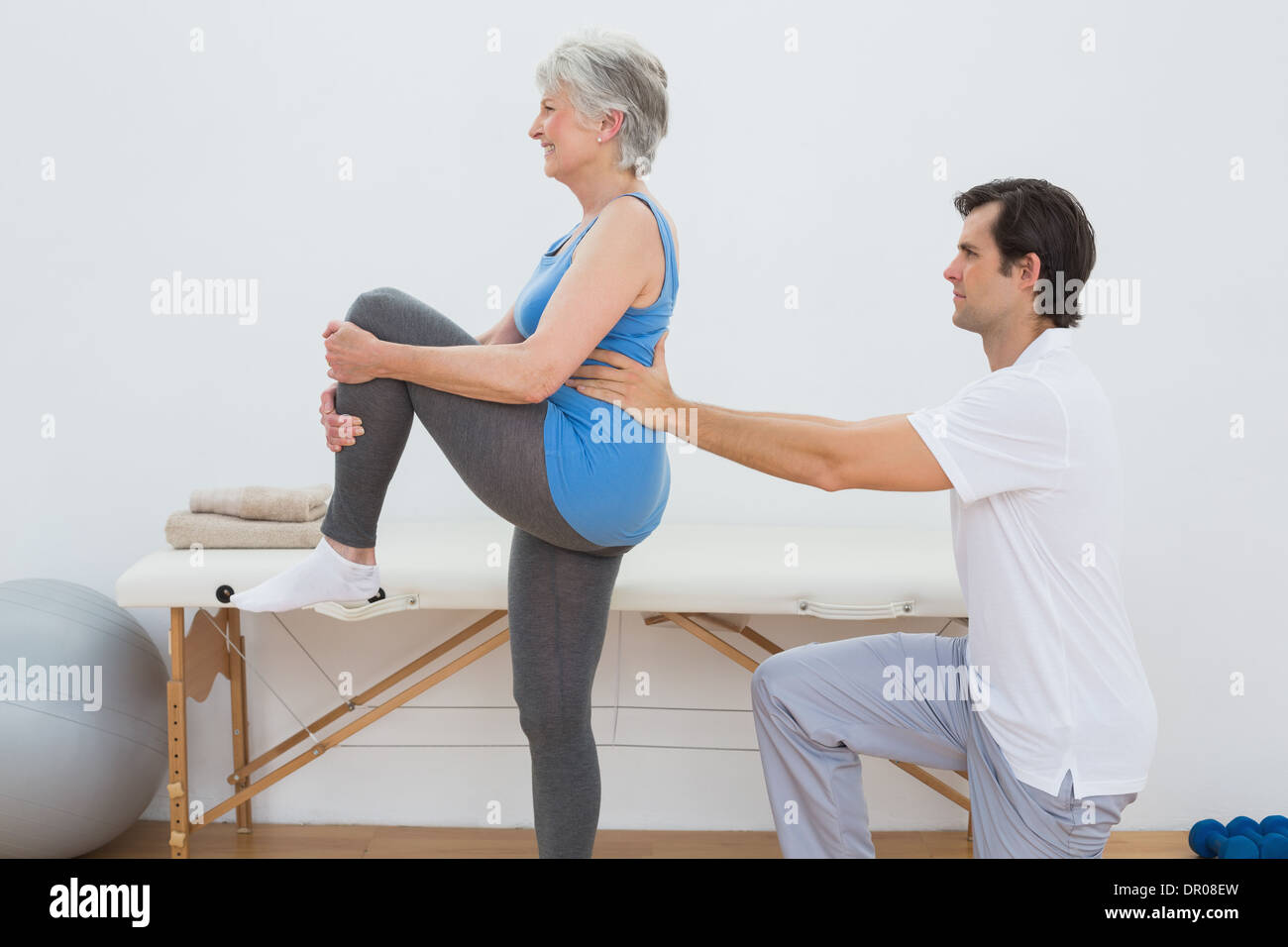Männliche Physiotherapeut Prüfung senior Frau zurück Stockfoto, Bild: 65774881 - Alamy
